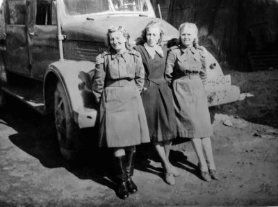 Мелитина Николаева с подругами. Южно-Сахалинск, 1952 год